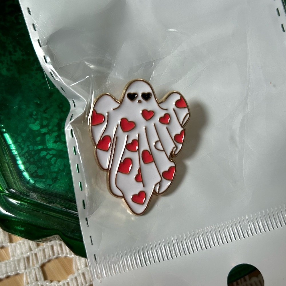 Heart ghost pin